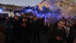 Хиляди протестиращи в Унгария заради закона, забраняващ гей парада (снимки/видео)