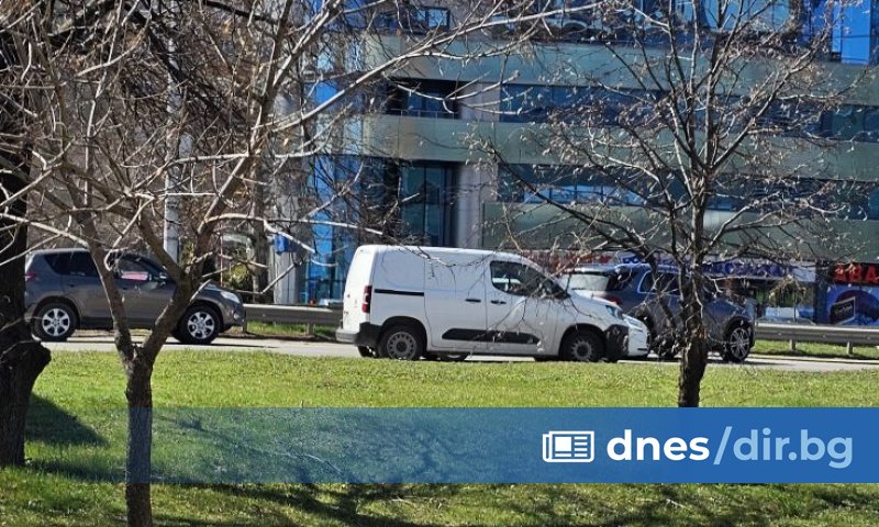 Два автомобила се удариха верижно на бул. Цариградско шосе в