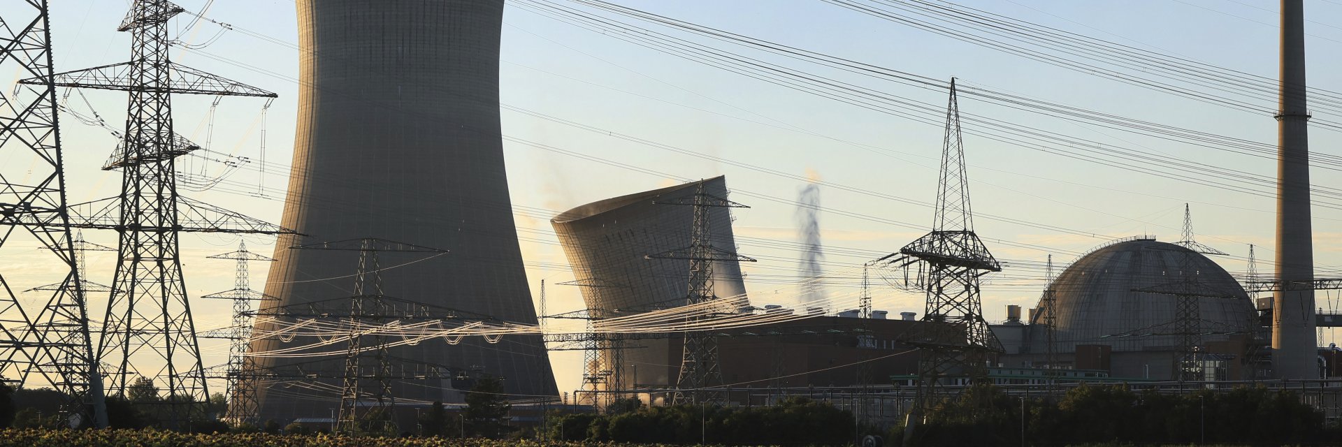 11 ранени, петима в болница при пожар в изведена от експлоатация германска ядрена централа 