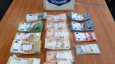 Недекларирана валута за 62 770 евро 122 767 лв задържаха
