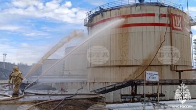 Три обекта горят в петролната база до село Кавказка в