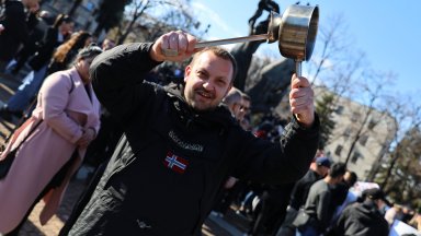 "Политици, не ни гасете лампите завинаги!": Хиляди ресторантьори протестираха в цялата страна