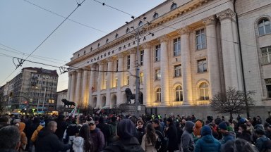 Протест на "Правосъдие за всеки" срещу Делян Пеевски пред Съдебната палата (видео/снимки)