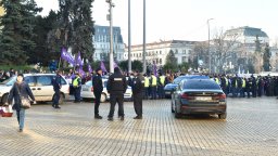 КНСБ посрещна депутатите с протест за по-високи заплати в БТА, БНР и БНТ (снимки)