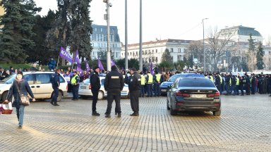 КНСБ посрещна депутатите с протест за по-високи заплати в БТА, БНР и БНТ (снимки)