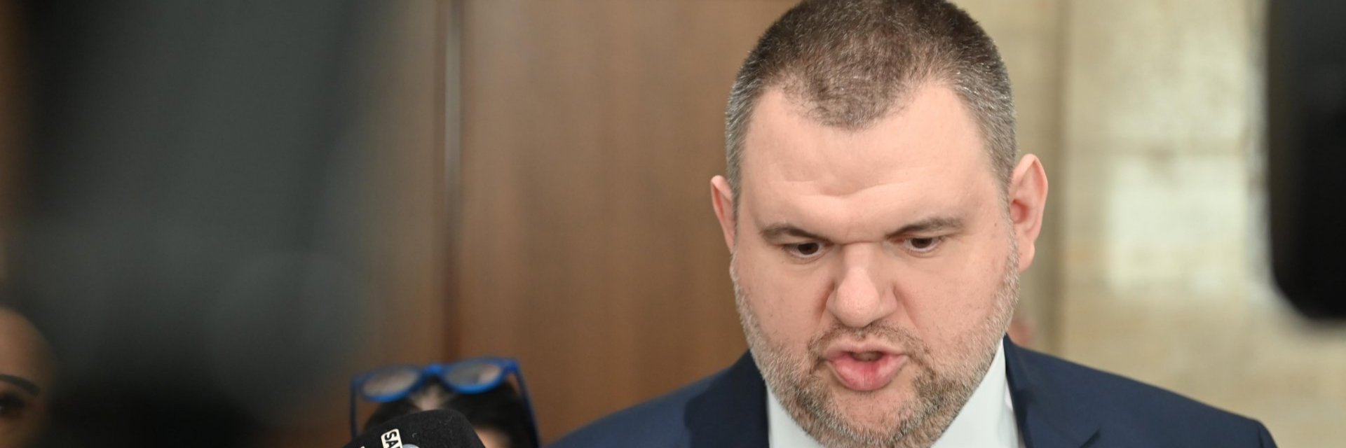 Пеевски: Борисов да свали Доган от гърба си и да се освободи от комплексите си