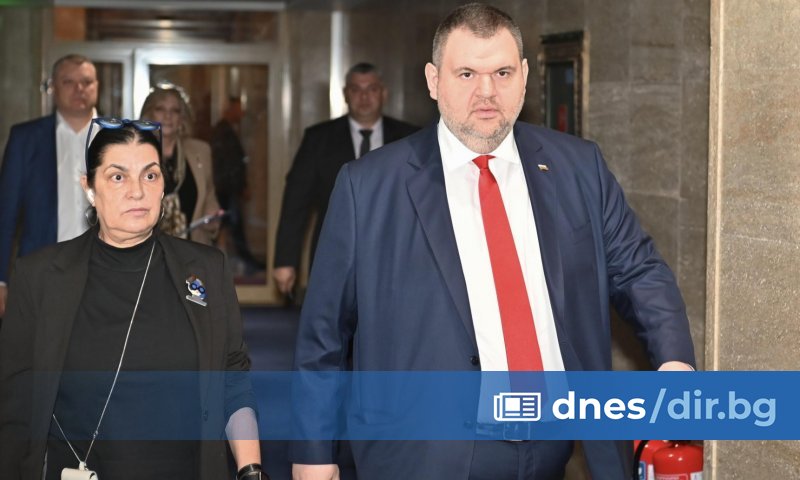 Лидерът на ДПС - Ново начало Делян Пеевски защити майсторите,