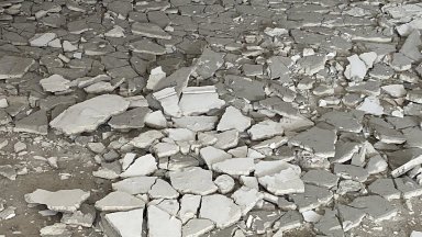 Таванът на подлез във Варна рухна създавайки сериозна опасност за