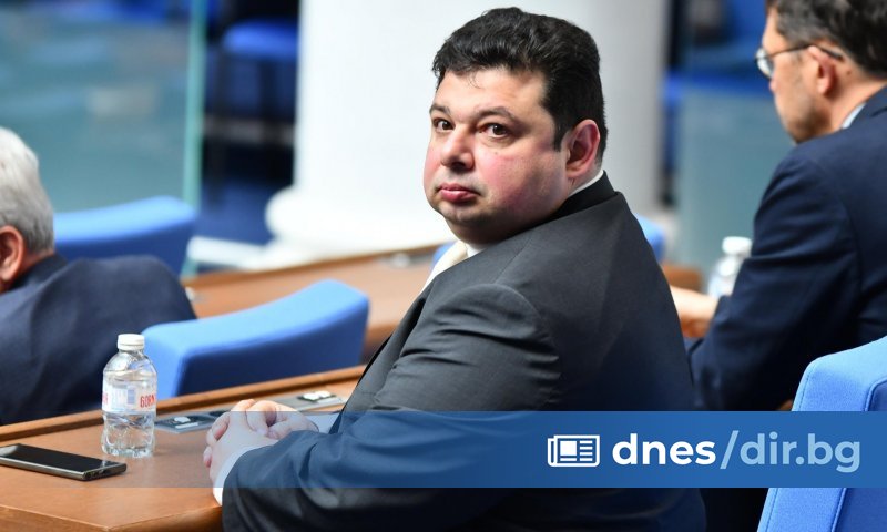 Юристът и преподавател от Софийския университет Орлин Колев е новият