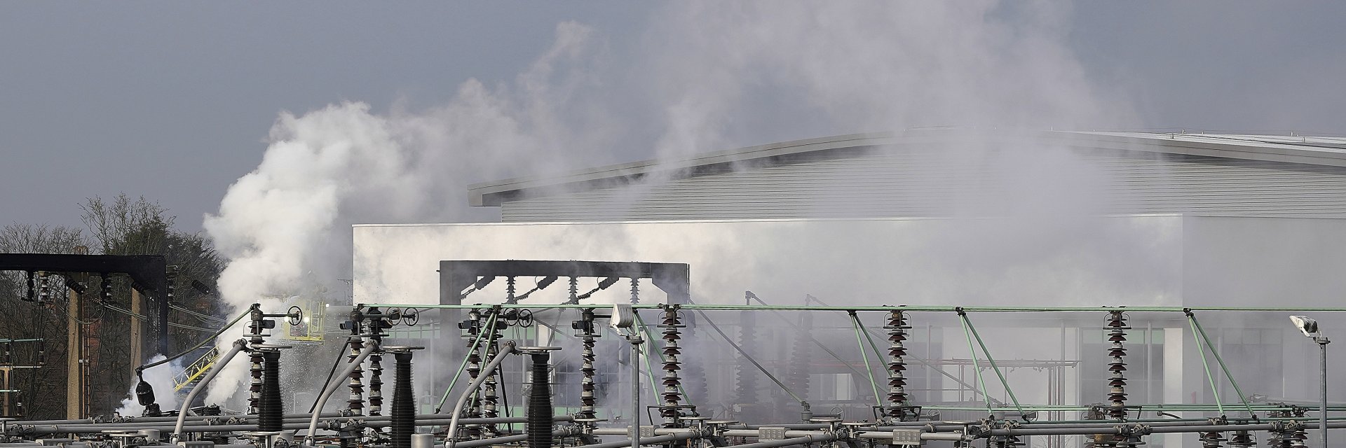 Овладяха пожара до летище "Хийтроу", инцидентът отмени 1350 полета, както и един за София