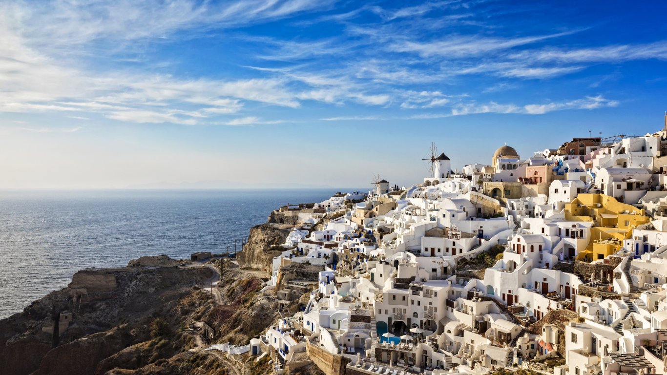 Свъхтуризмът ги унищожава: Санторини, Миконос и Родос са най-пренаселените туристически дестинации