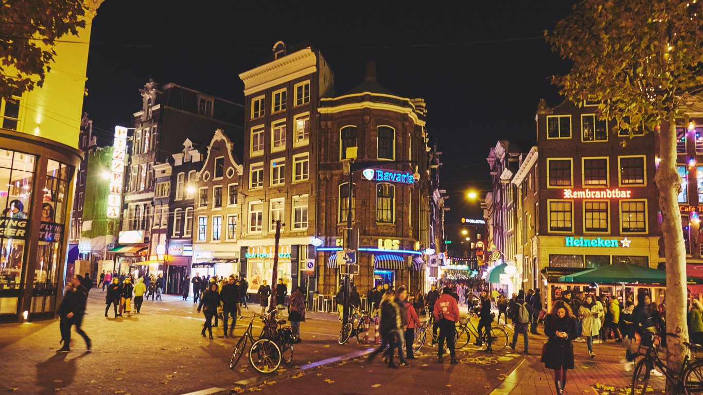 Жители на Амстердам съдят общината заради свръхтуризма