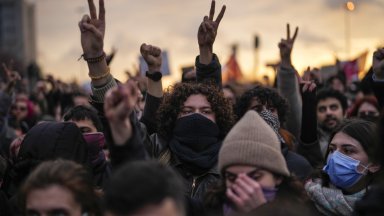 Силите за сигурността задържаха близо 80 души заради участие във възпоменателен