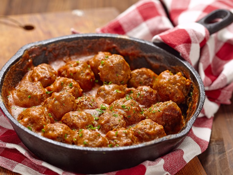 Кюфтенца със сос "Строганов"