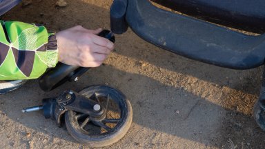 Бебешка количка с дете на година и четири месеца падна