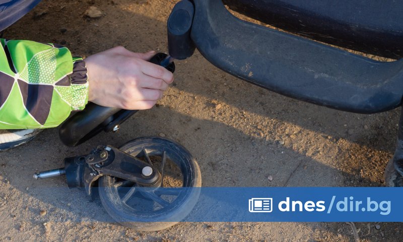 Бебешка количка с дете на година и четири месеца падна