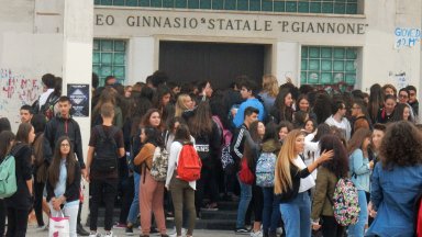 Министерството на образованието на Италия нареди на училищата да забранят