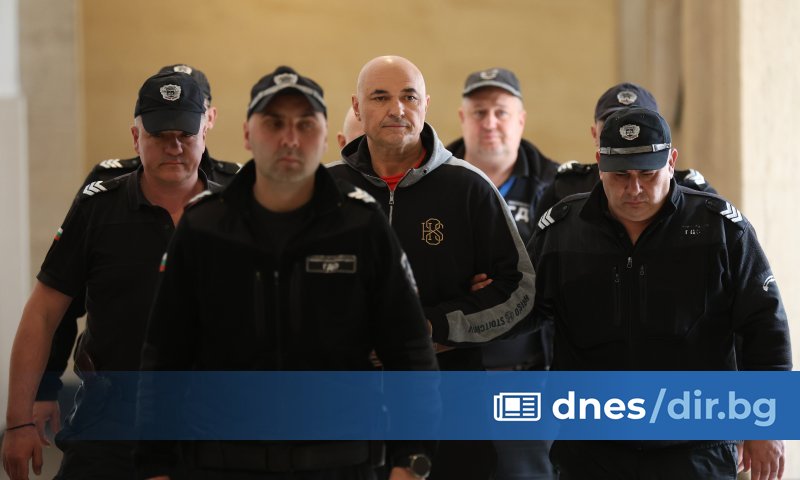 Заедно с Димитър Вълканов, който е обявен за издирване, братята