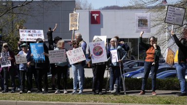 Стотина души се събраха на протест пред представителството на Тесла