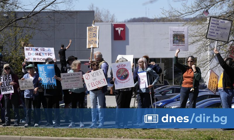 Стотина души се събраха на протест пред представителството на Тесла