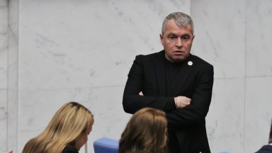 Председателят на ПГ на ИТН възмути протестиращите за заплати млади