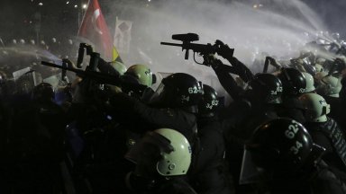 За поредна вечер антиправителствени протести се провеждат в центъра на