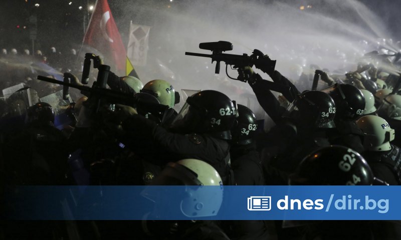 За поредна вечер антиправителствени протести се провеждат в центъра на