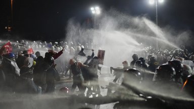 Пета нощ на ожесточени сблъсъци и протести в Истанбул Срещу