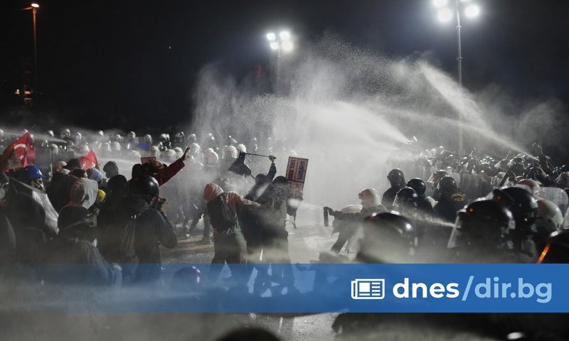 Пета нощ на ожесточени сблъсъци и протести в Истанбул. Срещу