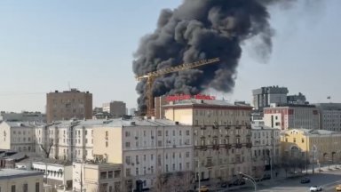 Голям пожар е избухнал в строящ се луксозен жилищен комплекс в