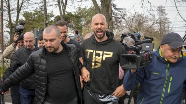 Противоречивият инфлуенсър Андрю Тейт се е регистрирал днес в полицейски