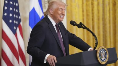 Американският президент Доналд Тръмп заяви че няма да уволнява никого