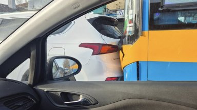 Верижна катастрофа между два автомобила и автобус на градския транспорт