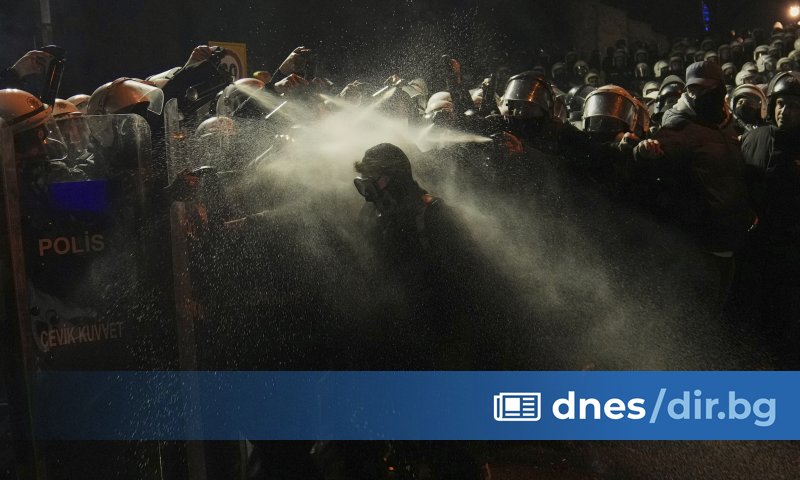 Общо 55 души бяха задържани днес от турската полиция по