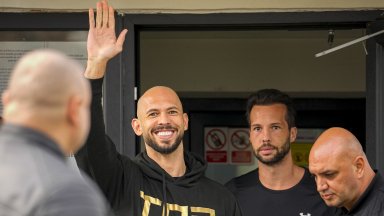 Придружавани от петима телохранители братятя Андрю и Тристан Тейт се