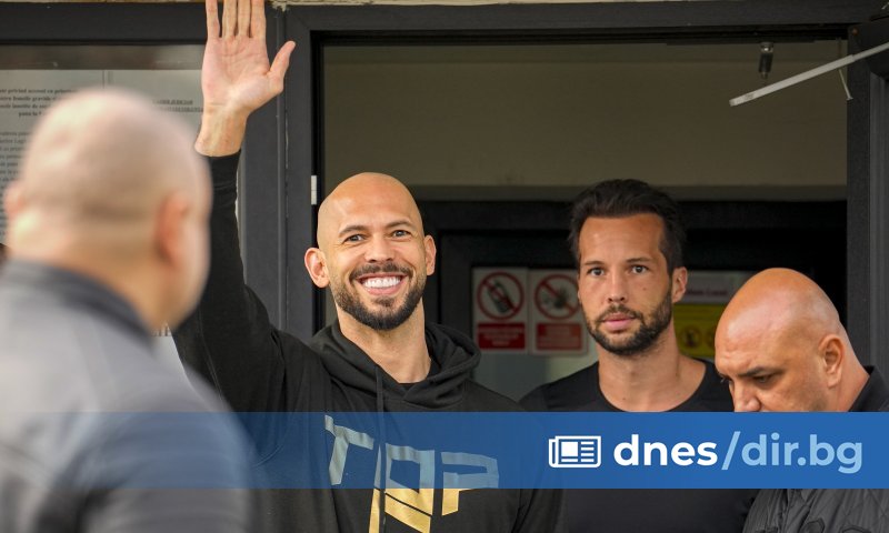 Придружавани от петима телохранители, братятя Андрю и Тристан Тейт се