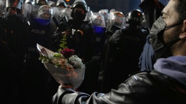 Седма нощ на протести и сблъсъци в Истанбул Десетки хиляди