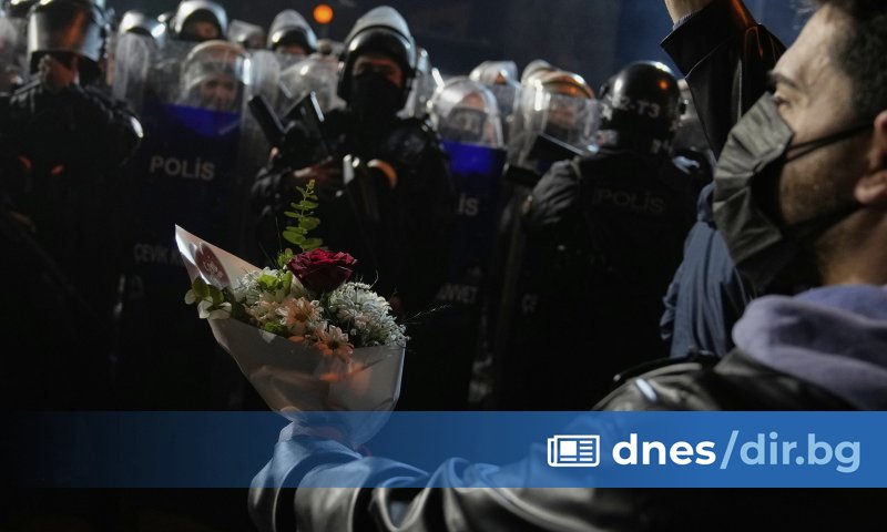 Седма нощ на протести и сблъсъци в Истанбул. Десетки хиляди