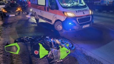 Двама мотористи пострадаха тежко при челен сблъсък на Околовръстното шосе