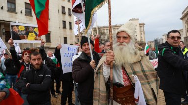 Симпатизанти на МЕЧ блокираха движението по пл Княз Александър I