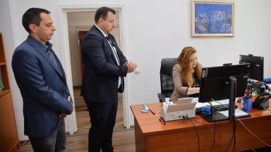 С 54 гласа парламентарните групи на Възраждане Морал единство и