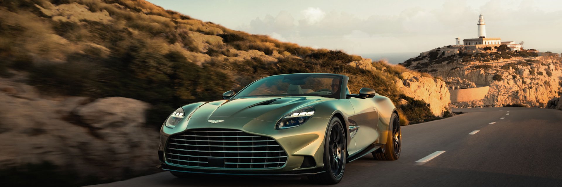Новият Aston Martin Vanquish Volante достига максимална скорост от 345 км/ч