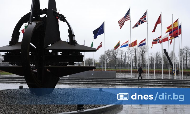 Обядът е приключил, кафето е сервирано в източното крило на