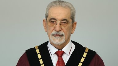 Особено мнение: Излъченият от ПП-ДБ съдия в КС защити Киселова за референдума за еврото