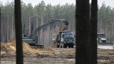 Спасители изгребват торфено блато на територията на военен полигон за