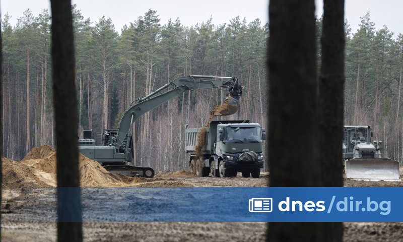 Спасители изгребват торфено блато на територията на военен полигон, за