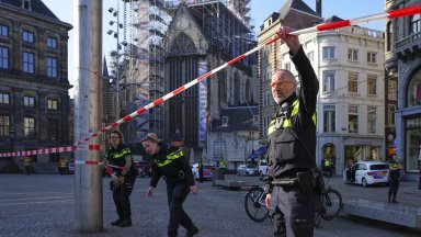 Най малко петима души бяха намушкани с нож на централния амстердамски