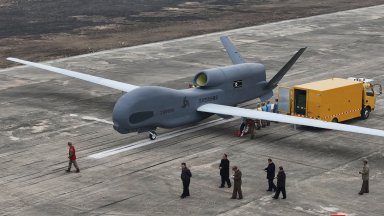 Севернокорейският лидер Ким Чен ун беше заснет да инспектира нови дронове