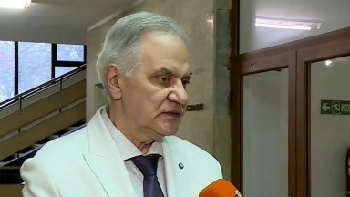 Лекарите продължават да се борят за живота на две деца