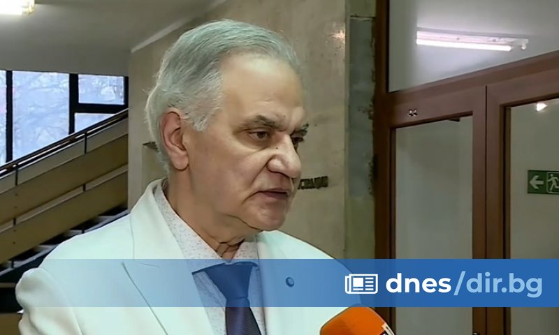 Лекарите продължават да се борят за живота на две деца